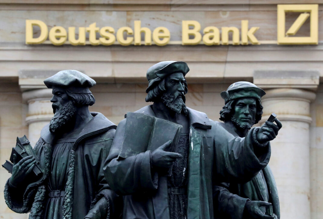 FOTO DE ARCHIVO. Una estatua junto al logo del Deutsche Bank de Alemania en Fráncfort, Alemania. 30 de septiembre de 2016. REUTERS/Kai Pfaffenbach
