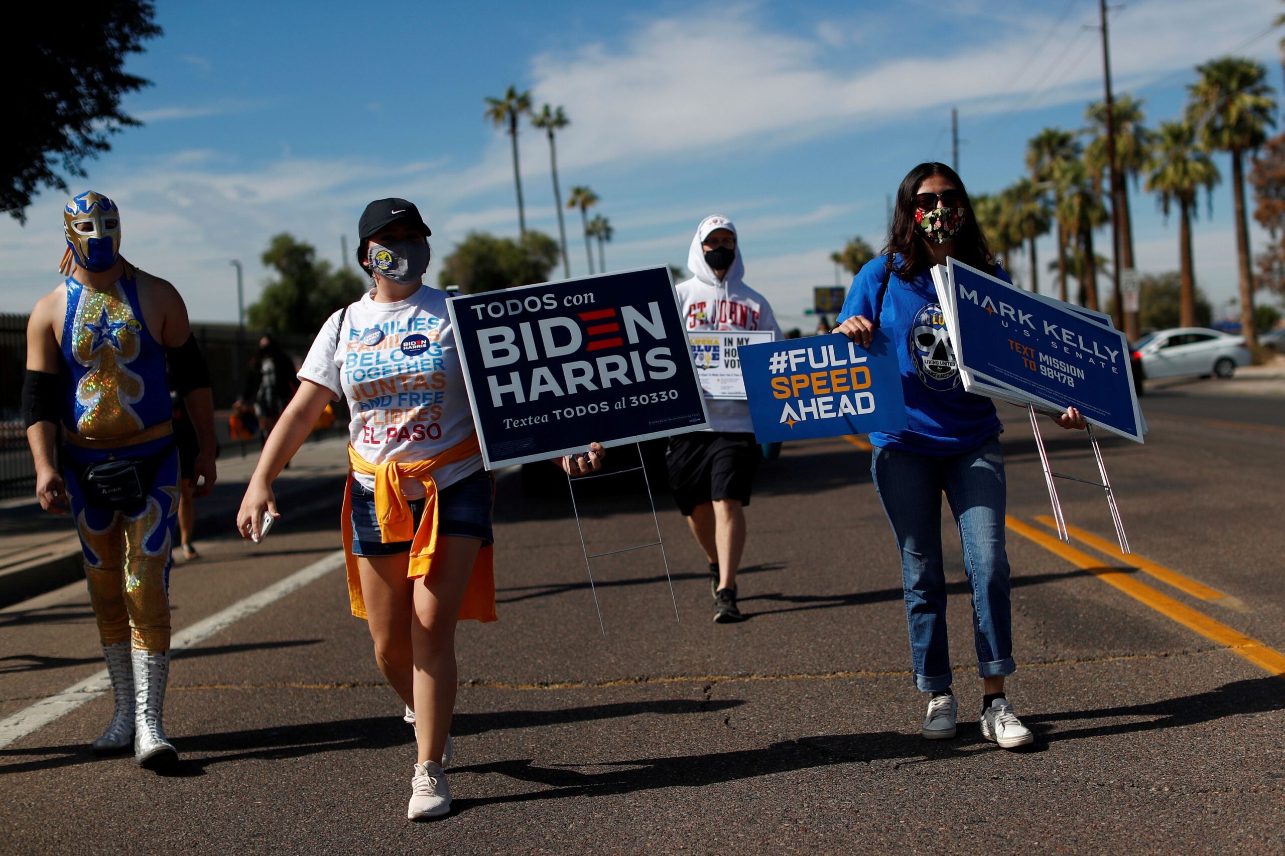 Foto de archivo: Promoción de la importancia del voto latino en Maryvale, Phoenix. Personas portando carteles de apoyo al candidato demócrata Joe Biden y la aspirante a vicepresidenta  Kamala Harris. Arizona, EEUU, 31 de octubre de 2020. REUTERS/Edgard Garrido