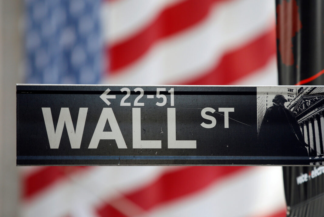 FOTO DE ARCHIVO: Un letrero de Wall Street detrás de una bandera de EEUU. 5 de noviembre de 2012. REUTERS/Chip East