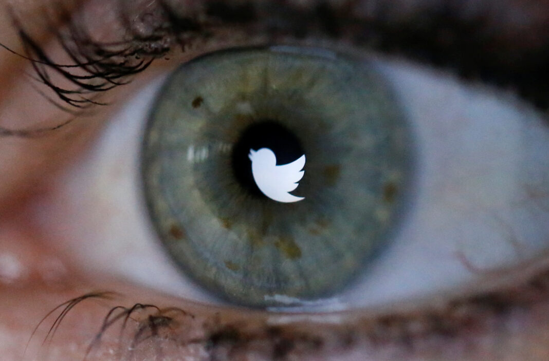 Una fotografía ilustrativa de archivo del logo de Twitter reflejado en el ojo de una mujer en Berlín, Alemania, Noviembre 7, 2013. REUTERS/Fabrizio Bensch/Ilustración