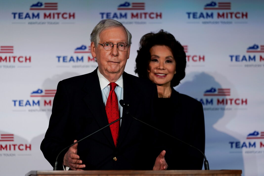 El líder de la Mayoría del Senado Mitch McConnell, acompañado por la Secretaria de Transporte de los Estados Unidos Elaine Chao, en una rueda de prensa post electoral mientras declara la victoria, en Louisville, Kentucky, EEUU, el 3 de noviembre de 2020. REUTERS/Bryan Woolston