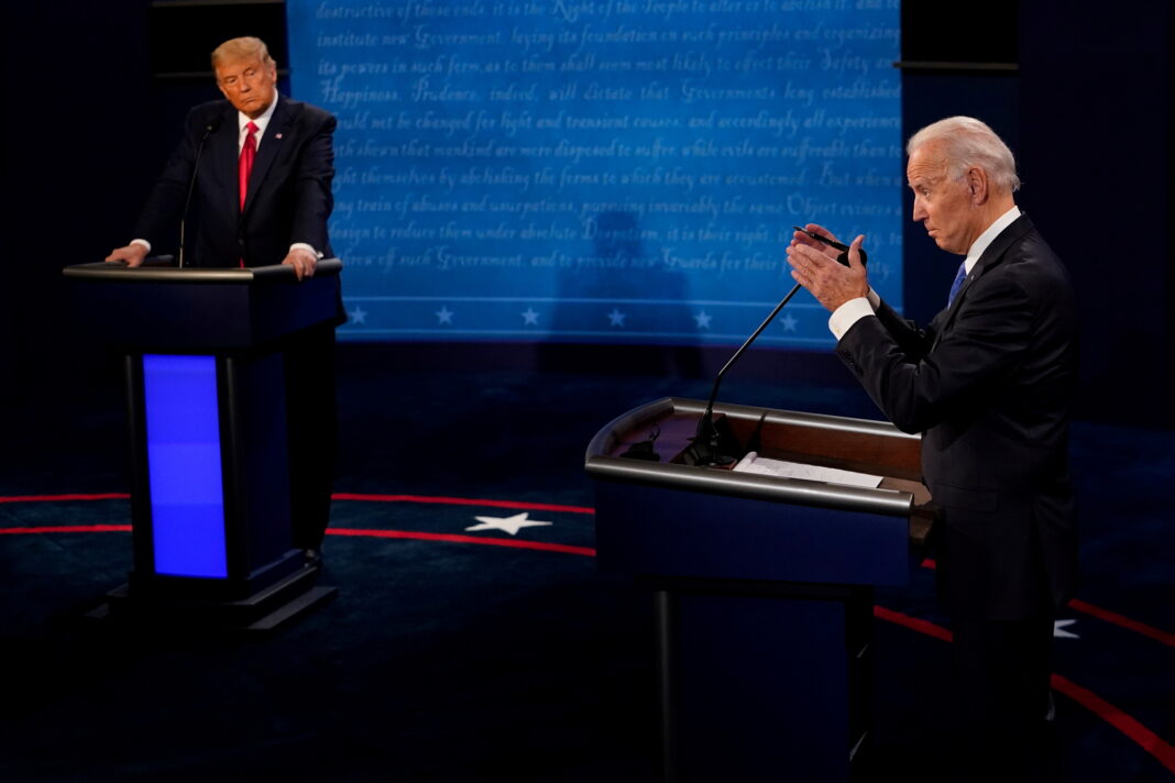 Imagen de archivo del candidato presidencial demócrata y exvicepresidente Joe Biden respondiendo una pregunta mientras el presidente Donald Trump escucha, durante el segundo y último debate presidencial en el Curb Event Center en la Universidad Belmont en Nashville, Tennessee, Estados Unidos. 22 de octubre, 2020. Morry Gash/Pool via REUTERS