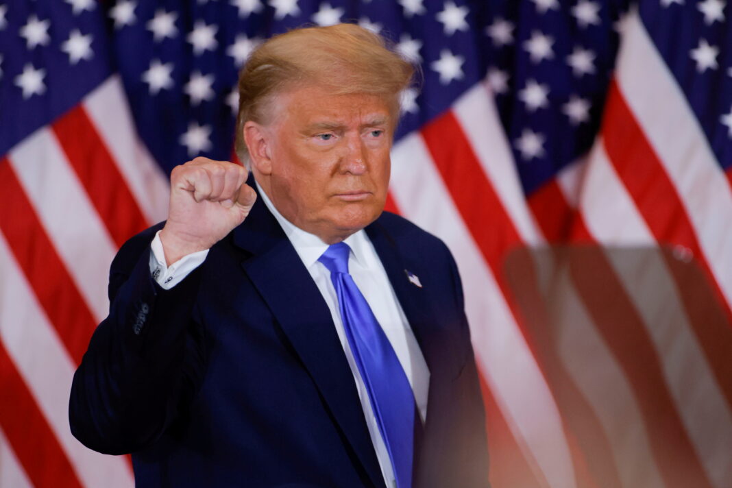 El presidente de Estados Unidos, Donald Trump, levanta el puño mientras reacciona a los primeros resultados de las elecciones presidenciales de Estados Unidos de 2020 en el Salón Este de la Casa Blanca en Washington DC, Estados Unidos. 4 de noviembre de 2020. REUTERS/Carlos Barría