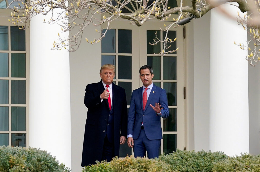Foto de archivo del presidente de EEUU, Donald Trump, junto al líder opositor de Venezuela, Juan Guaido, en la Casa Blanca, en Washington. Feb 5, 2020. REUTERS/Kevin Lamarque