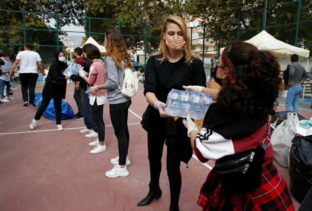 Ayuda en alimentos y ropa para los supervivientes recogidos en una pista de baloncesto en la provincia costera de Izmir, Turquía, el 3 de noviembre de 2020. REUTERS/Kemal Aslan