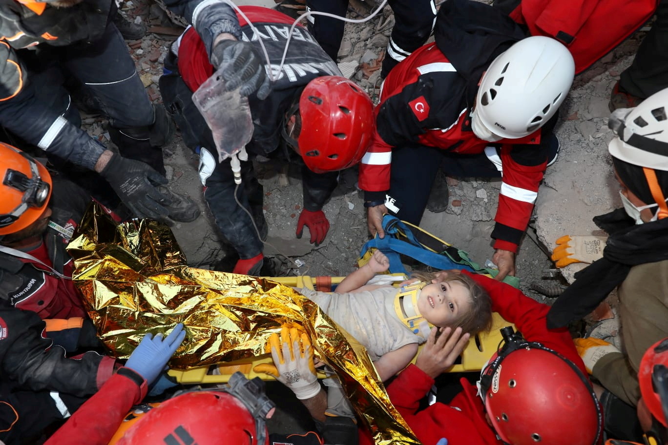 Socorristas sacan a Ayda Gezgin, una niña de 4 cuatro años desde un edificio que se derrumbó después del terremoto)/Handout via REUTERS