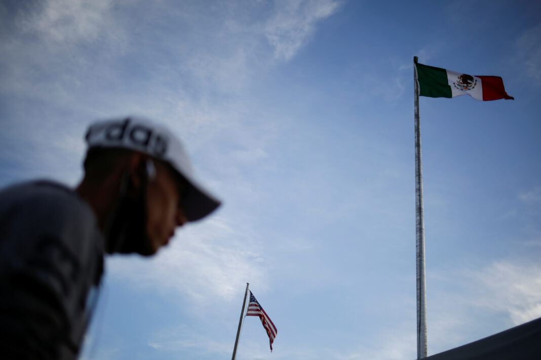 Foto de archivo. Las banderas de Estados Unidos y México ondean en el puente fronterizo Paso del Norte visto desde Ciudad Juárez, México, 1 de julio de 2020. REUTERS/Jose Luis Gonzalez