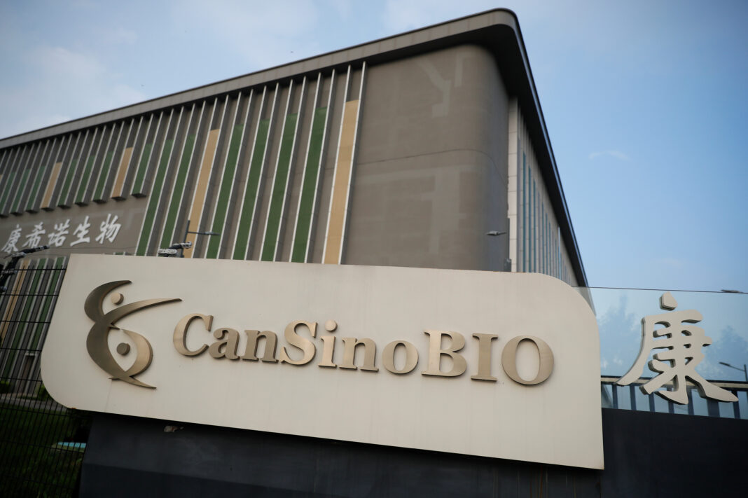 Un logotipo del especialista en vacunas de China CanSino Biologics Inc se muestra en la sede de la compañía en Tianjin, luego de un brote de la enfermedad por coronavirus (COVID-19), China el 17 de agosto de 2020. REUTERS / Thomas Peter/ Foto de archivo
