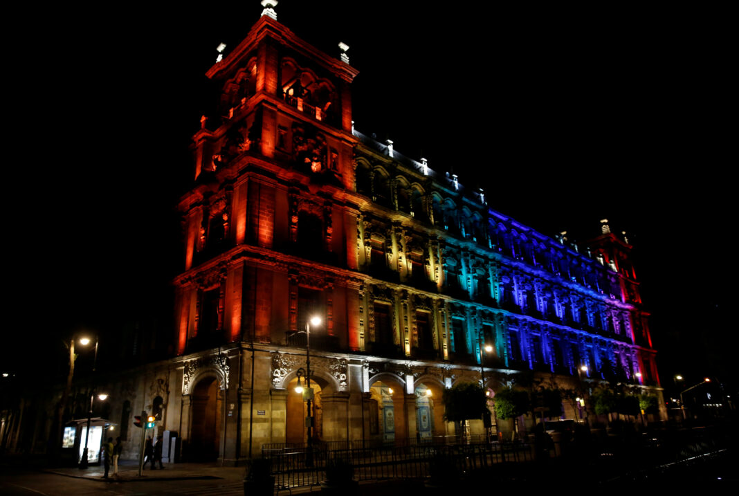 Imagen de archivo. Los colores de la bandera de orgullo gay iluminan un edificio tras un desfile en el Centro Histórico de la capital Ciudad de México. 24 de junio de 2017. REUTERS/Henry Romero/File Photo