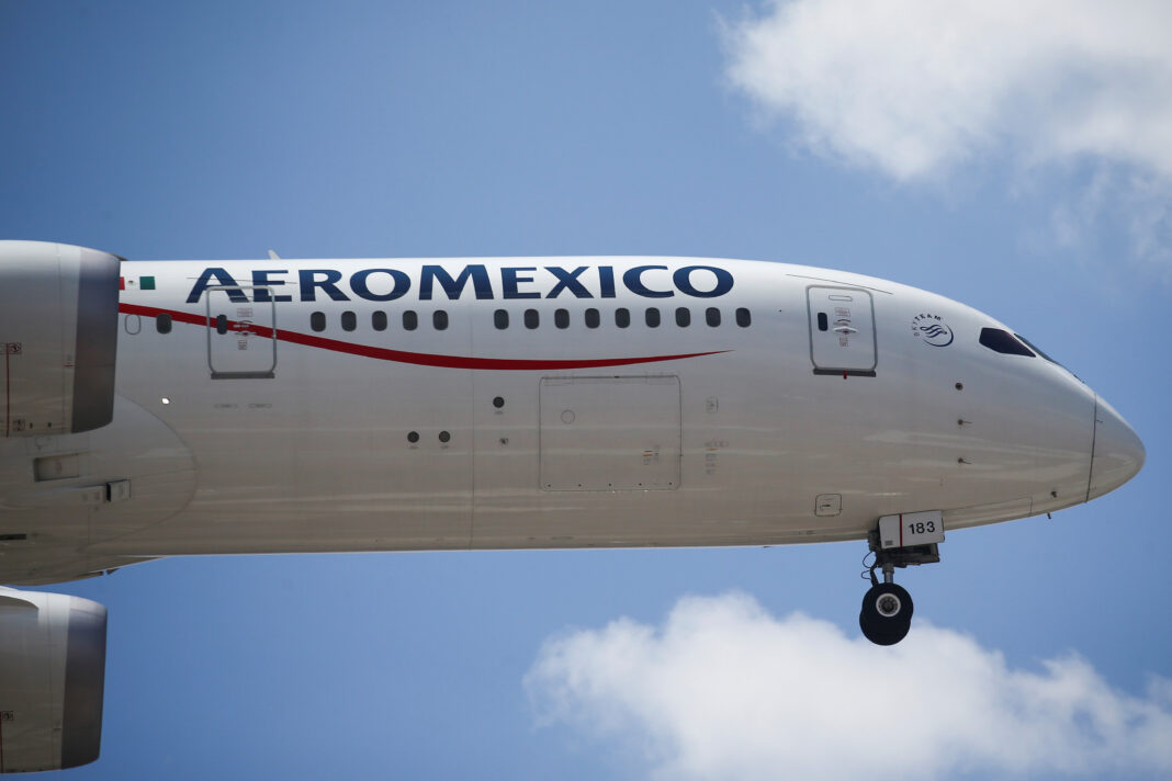 Imagen de archivo. Un avión de Aeroméxico se prepara para aterrizar en el aeropuerto internacional Benito Juárez en Ciudad de México, México. 1 de julio de 2020. REUTERS/Edgard Garrido