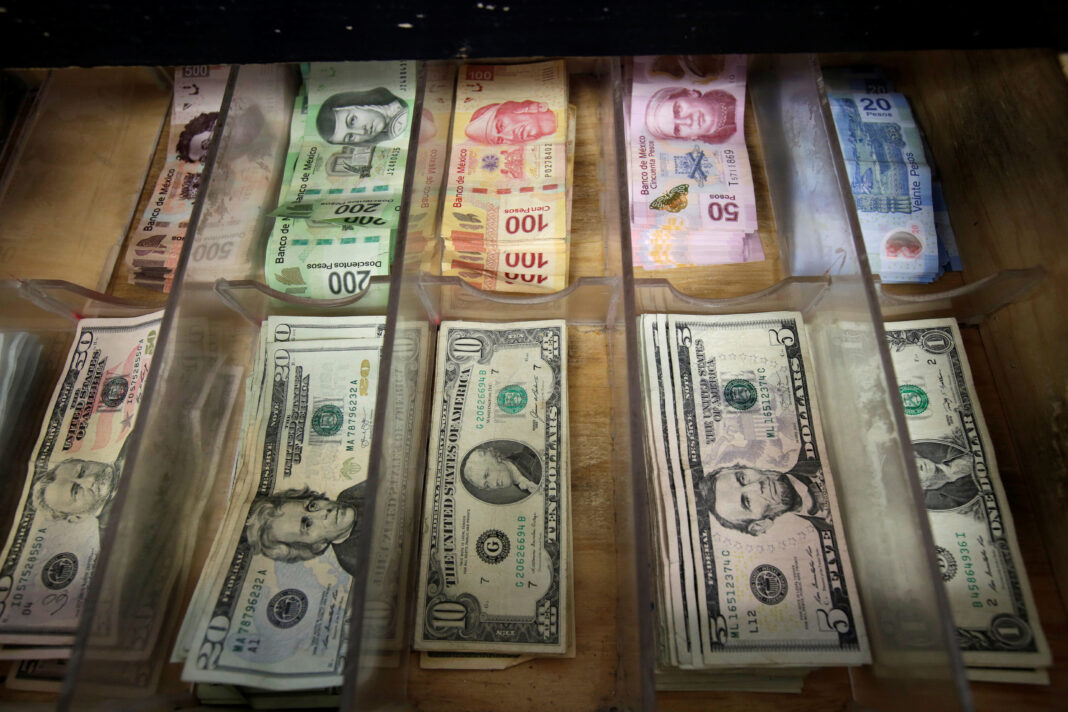 Imagen de archivo. Pesos mexicanos y dólares estadounidenses captados en una casa de cambio en la norteña Ciudad Juárez de México. 15 de enero de 2018. REUTERS/Jose Luis Gonzalez