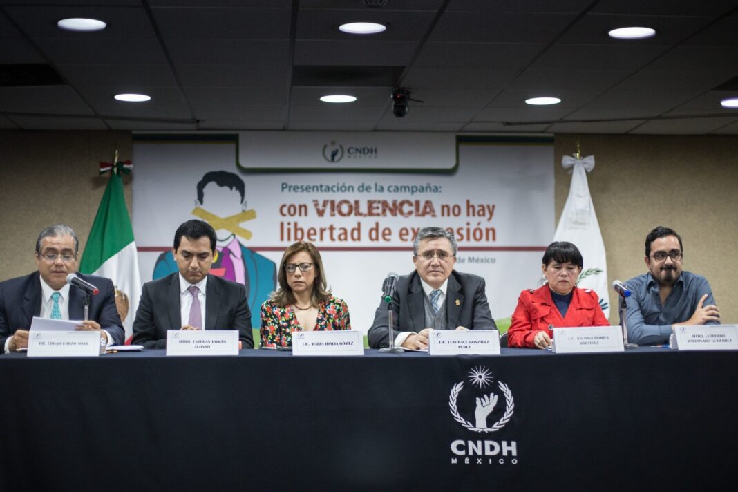 CIUDAD DE MÉXICO, 08AGOSTO2018.- Edgar Corzo Sosa, primer visitador de la CNDH, Esteban Román Alonso, periodista, María Idalia Gómez, periodista, Luis Raúl González Pérez, presidente de la Comisión Nacional de Derechos Humanos, Balbina Flores Martínez, periodista y Leopoldo Madldonado Gutíerrez, abogado de Art19, durante la presentación de la campaña "Con violencia no hay libertad de expresión". FOTO: ADOLFO VLADIMIR /CUARTOSCURO.COM