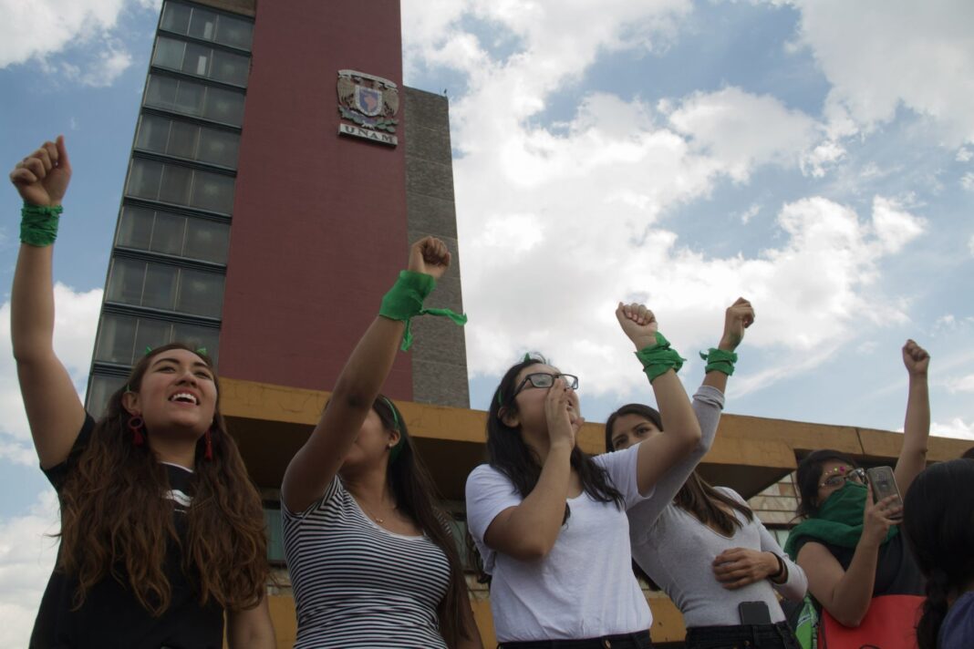CIUDAD DE MÉXICO, 14NOVIEMBRE2019.- Estudiantes de la UNAM, principalmente de la FES Cuautitlán y CU, marcharon desde el parque la Bombilla hasta la Rectoría de la Universidad, exigen que se de seguimiento a las denuncias de las alumnas hacia docentes de los planteles y que se impongan medidas para que cese la violencia y el acoso. FOTO: ANDREA MURCIA /CUARTOSCURO.COM