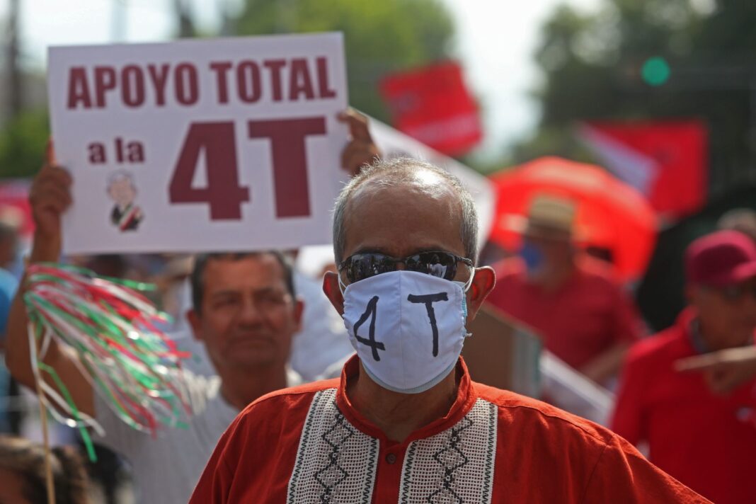 GUADALAJARA, JALISCO, 01JULIO2020.- Diversos colectivos que apoyan las políticas publicas del Presidente de México Andrés Manuel López Obrador “AMLO”, se manifestaron en apoyo y para celebrar el segundo aniversario del triunfo electoral del mandatario federal y marcharon de la Rectoría de la Universidad de Guadalajara hasta Plaza de Armas en el centro de la ciudad. FOTO: FOTO: FERNANDO CARRANZA GARCIA / CUARTOSCURO.COM