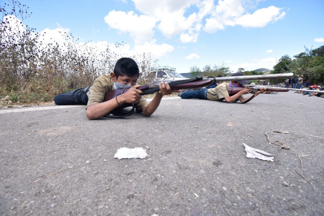 Niños son instruidos en el manejo de armas para poder formar parte de la Coordinadora Regional de Autoridades Comunitarias - Pueblos Fundadores (CRAC-PF) con el fin de brindar seguridad.