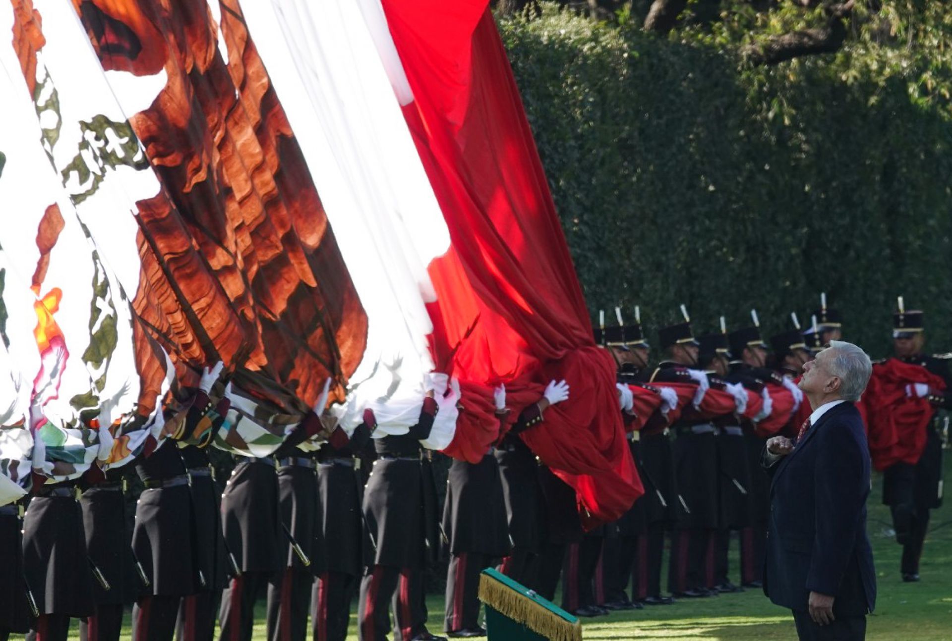 AMLO recuerda el “águila mocha” de Fox durante Día de la Bandera | Glocal  Media